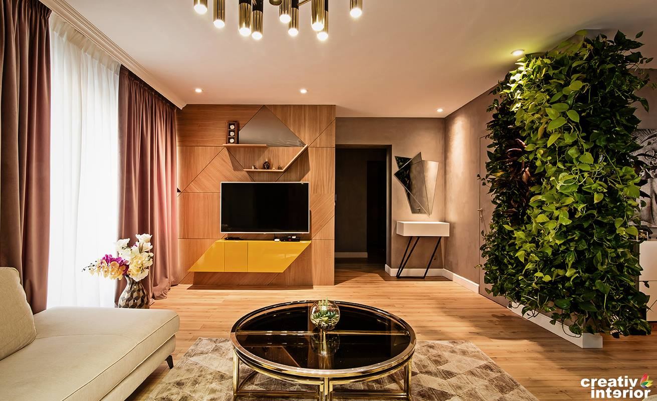 Grădină verticală cu plante naturale în zona de lounge de la parterul unui bloc din The Park