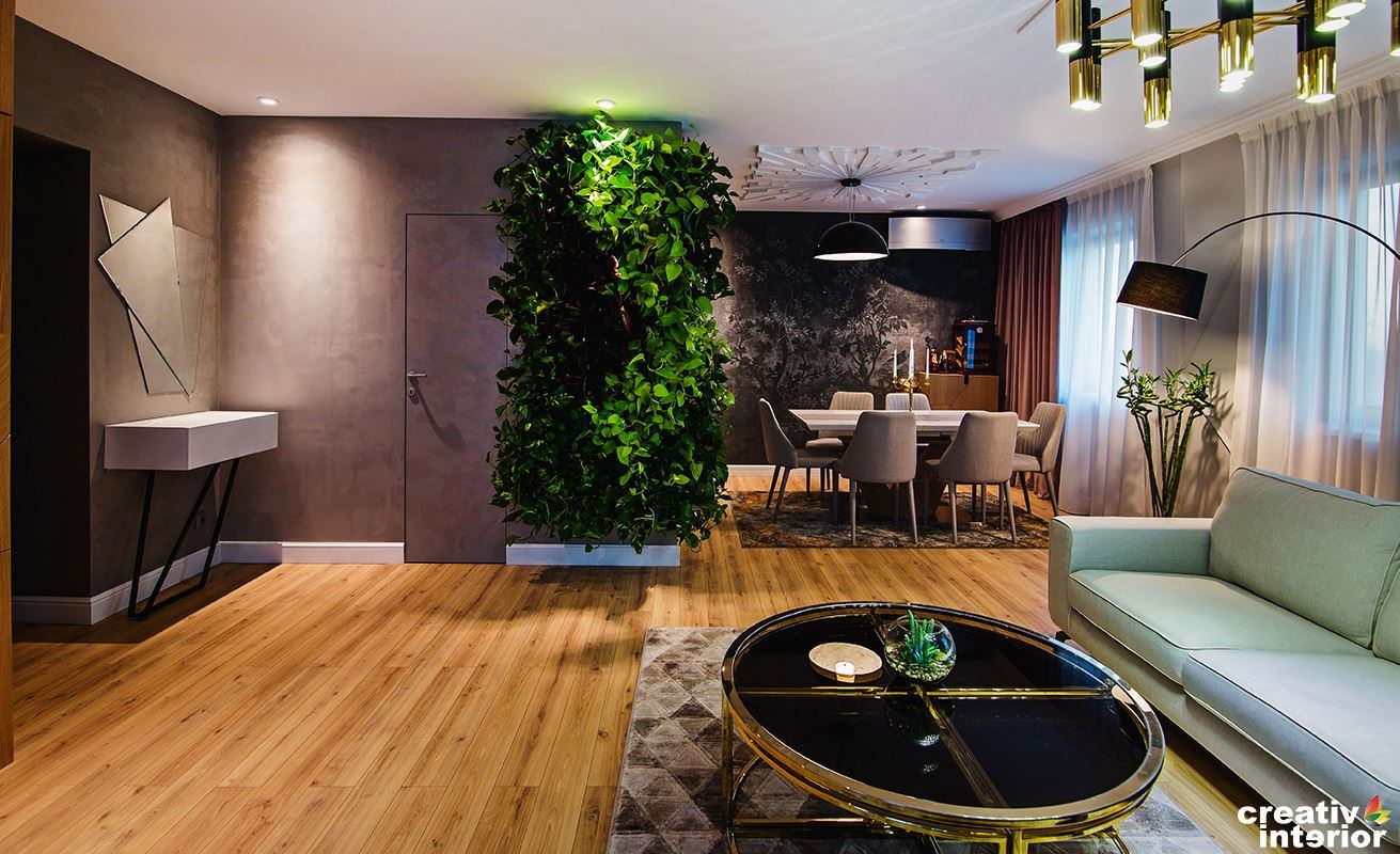 Zona de lounge cu grădina verticală, văzută din alt unghi