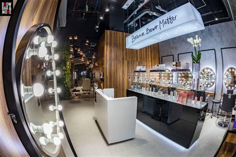 Grădină verticală cu plante naturale – Brow Bar & Mode, foto 1 din 5